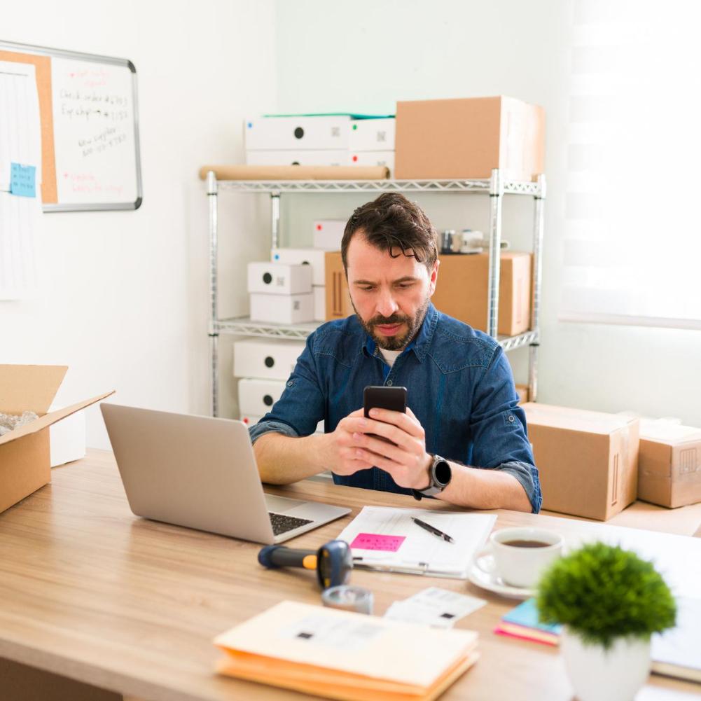 emprendedor trabajando con un portátil