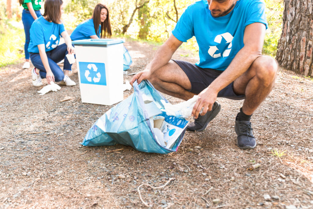 voluntarios reciclando