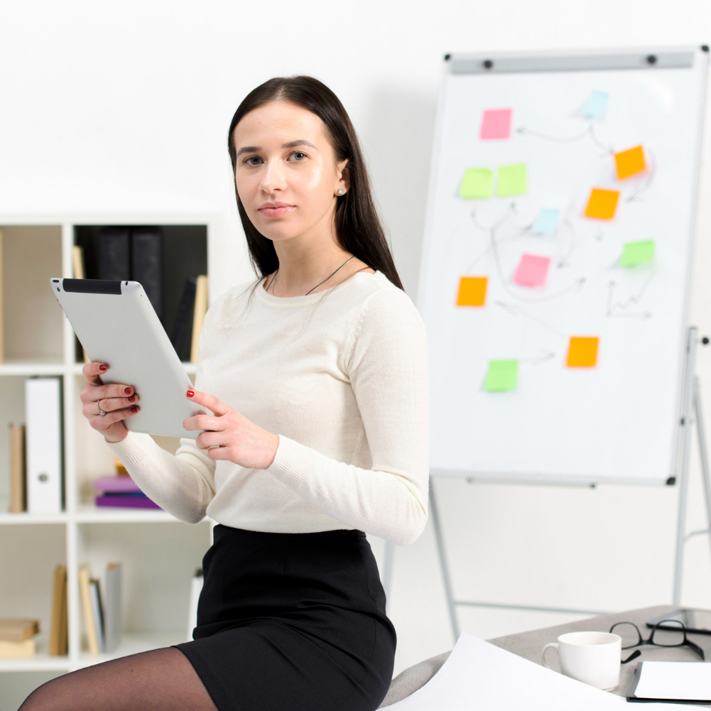 trabajadora gestionando los recursos humanos de una empresa