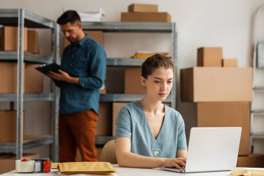 emprendedores con su negocio online y almacén
