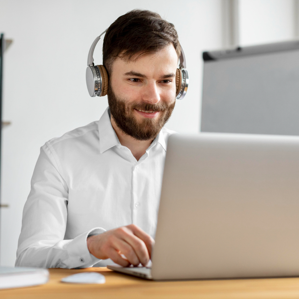 joven trabajando en un negocio online desde su ordenador
