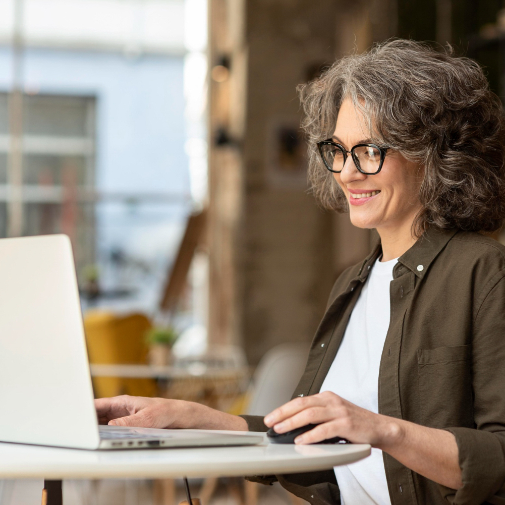 señora con ordenador experta en web