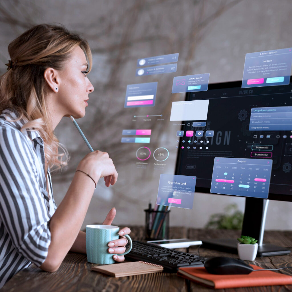 mujer usando sistemas digitales con un ordenador de sobremesa