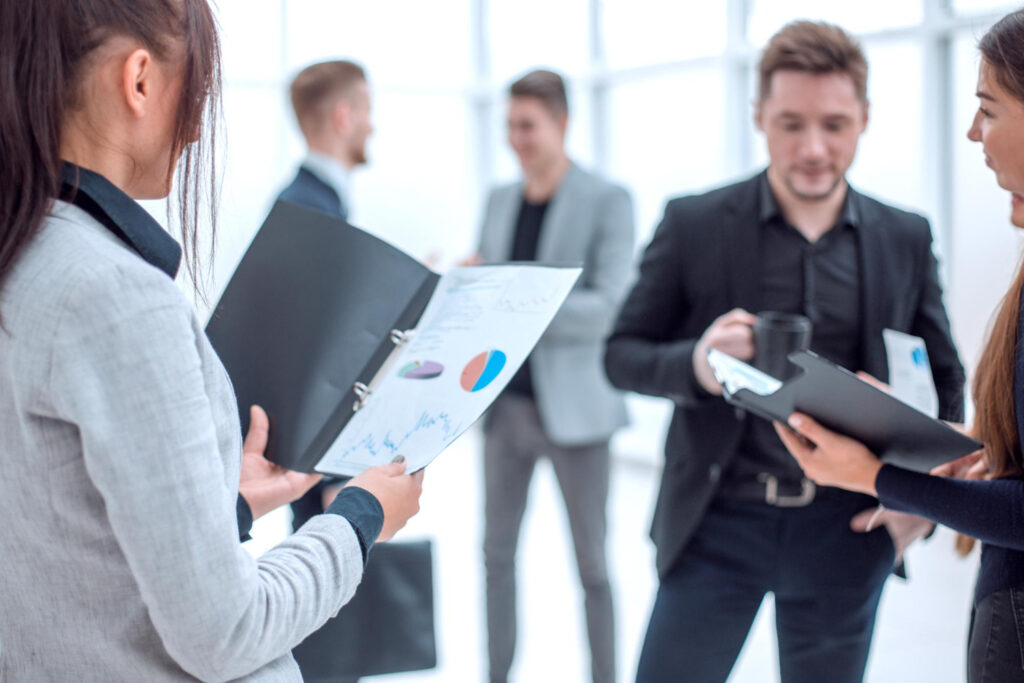 personas trabajando en los pasillos de una empresa