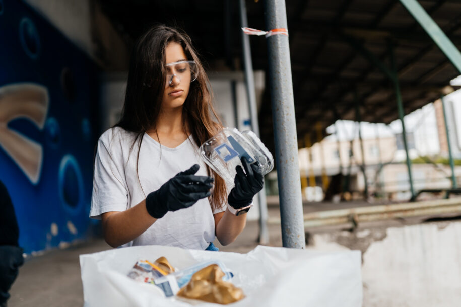 mujer en planta de reciclaje