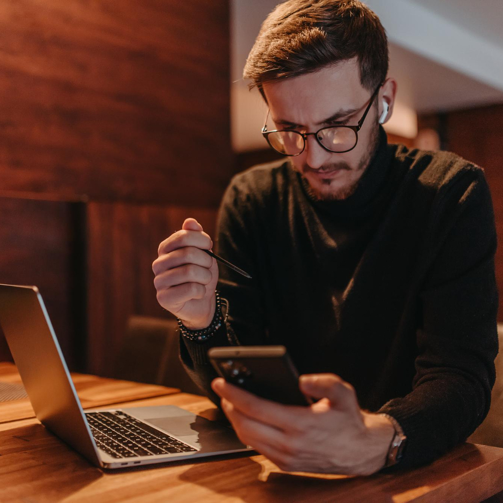hombre trabajando en su negocio online